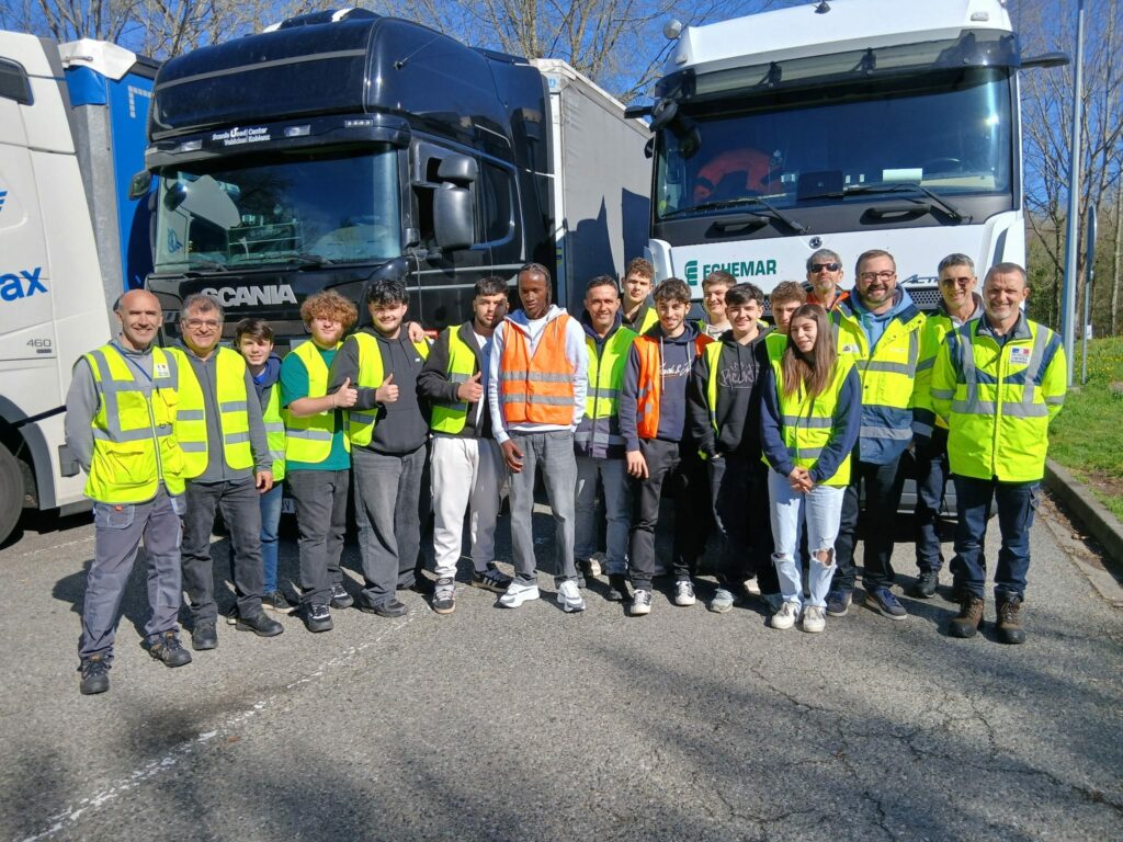 Les élèves de Terminale CTRM participe à un Controle des camions sur autoroute à Sames avec la Dreal et la gendarmerie